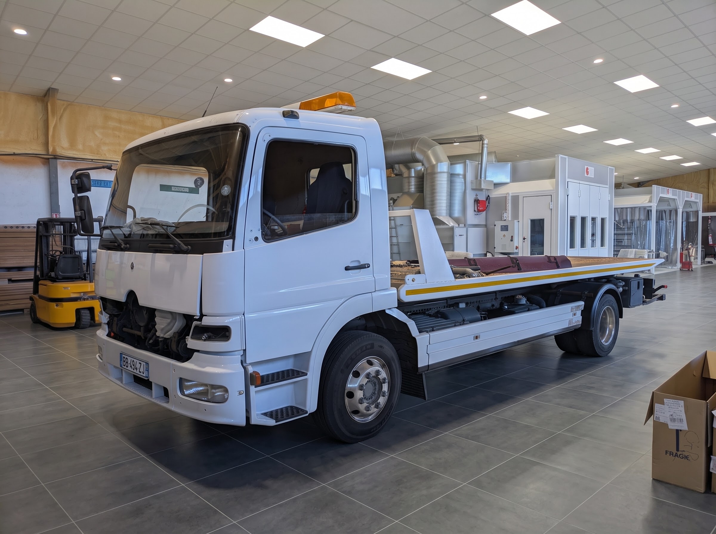 Camion blanc avant marquage